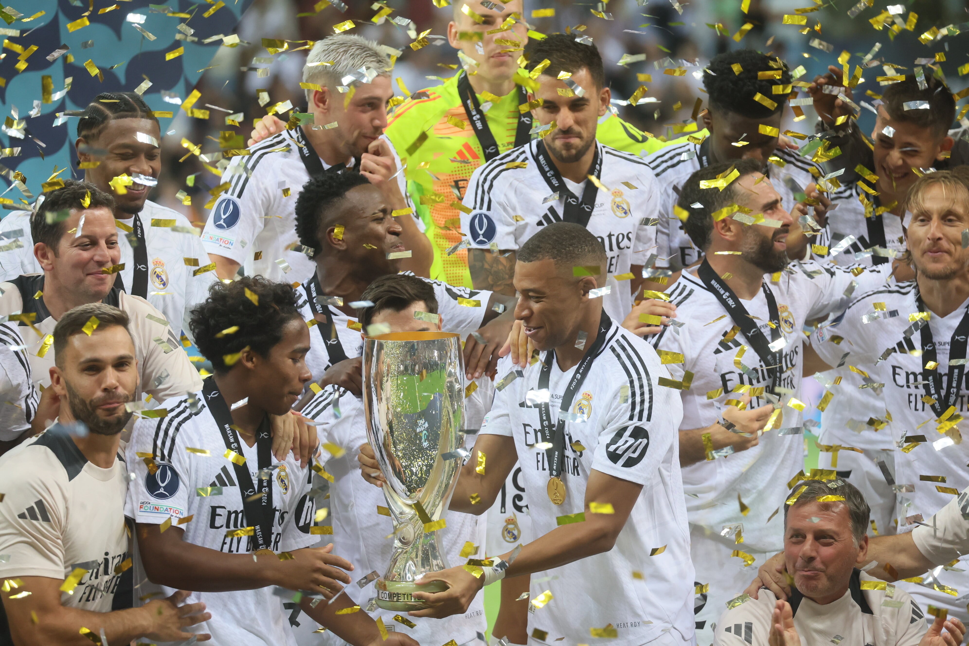 El Real Madrid celebra la Supercopa de Europa tras derrotar a la Atalanta por 2-0