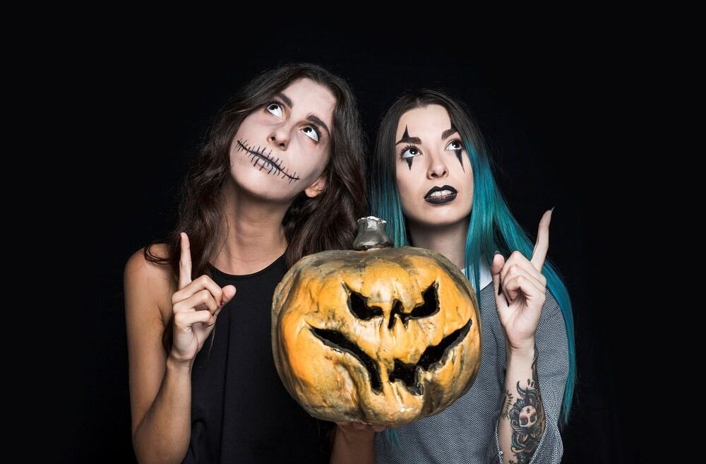 Chicas vestidas de Halloween con una calabaza