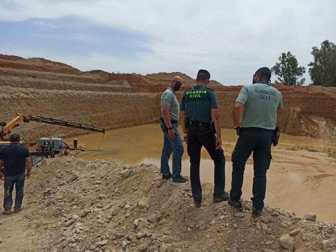 Los trabajos se centran hoy en los movimientos de tierra para bajar el nivel del lodo