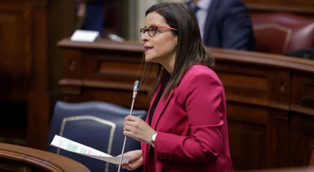 La consejera de Turismo del Gobierno de Canarias, Yaiza Castilla, interviene ante el Pleno del Parlamento