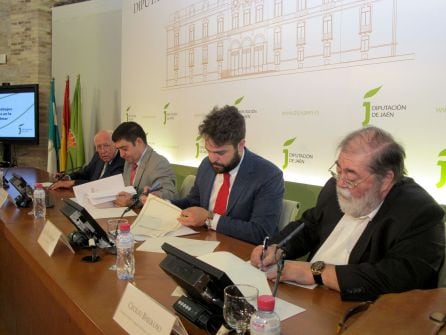 Momento de la firma del convenio, en primer plano Cecilio Barroso, a continuación Juan Francisco Serrano