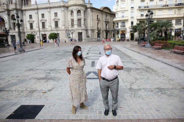 Joan Ribó y Sandra Gómez visitan la recién reformada plaza del Ayuntamiento de València