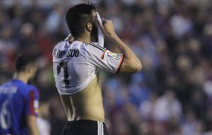 Valencia&#039;s Alvaro Negredo reacts during their Spanish first division soccer match against Levante at the Ciudad de Valencia stadium in Valencia, November 23, 2014. REUTERS/Heino Kalis (SPAIN - Tags: SPORT SOCCER)