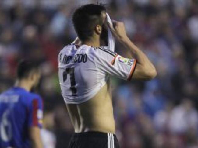 Valencia's Alvaro Negredo reacts during their Spanish first division soccer match against Levante at the Ciudad de Valencia stadium in Valencia, November 23, 2014. REUTERS/Heino Kalis (SPAIN - Tags: SPORT SOCCER)