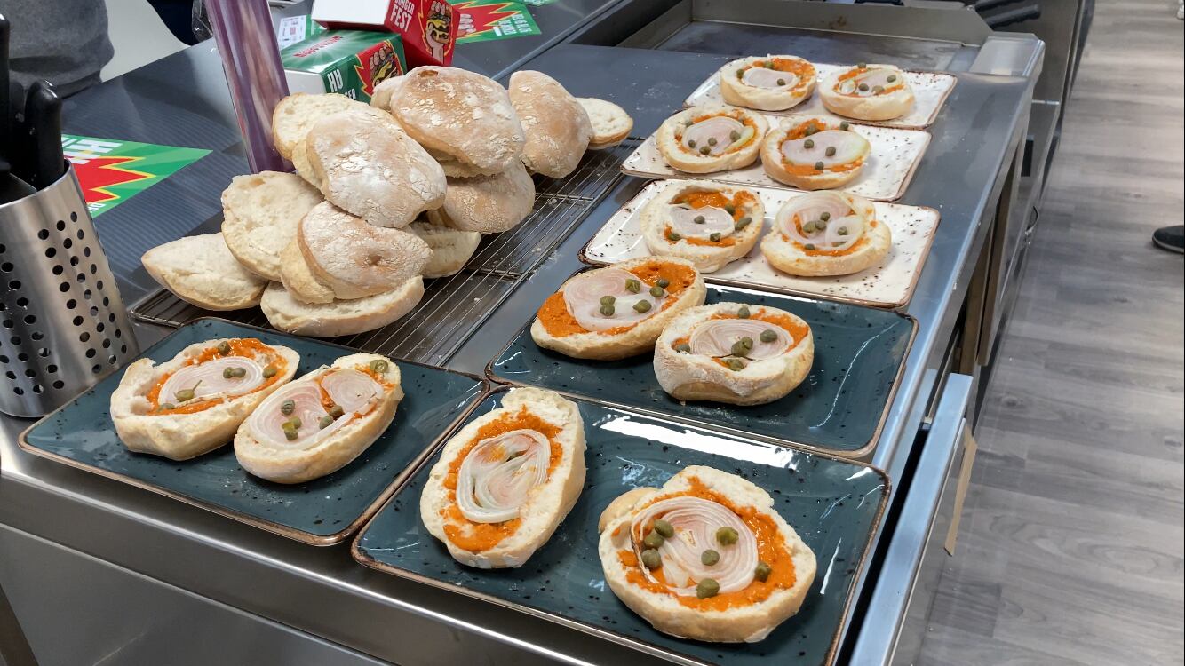 Elaboración de hamburguesas en el showcooking de Antonio Arazo