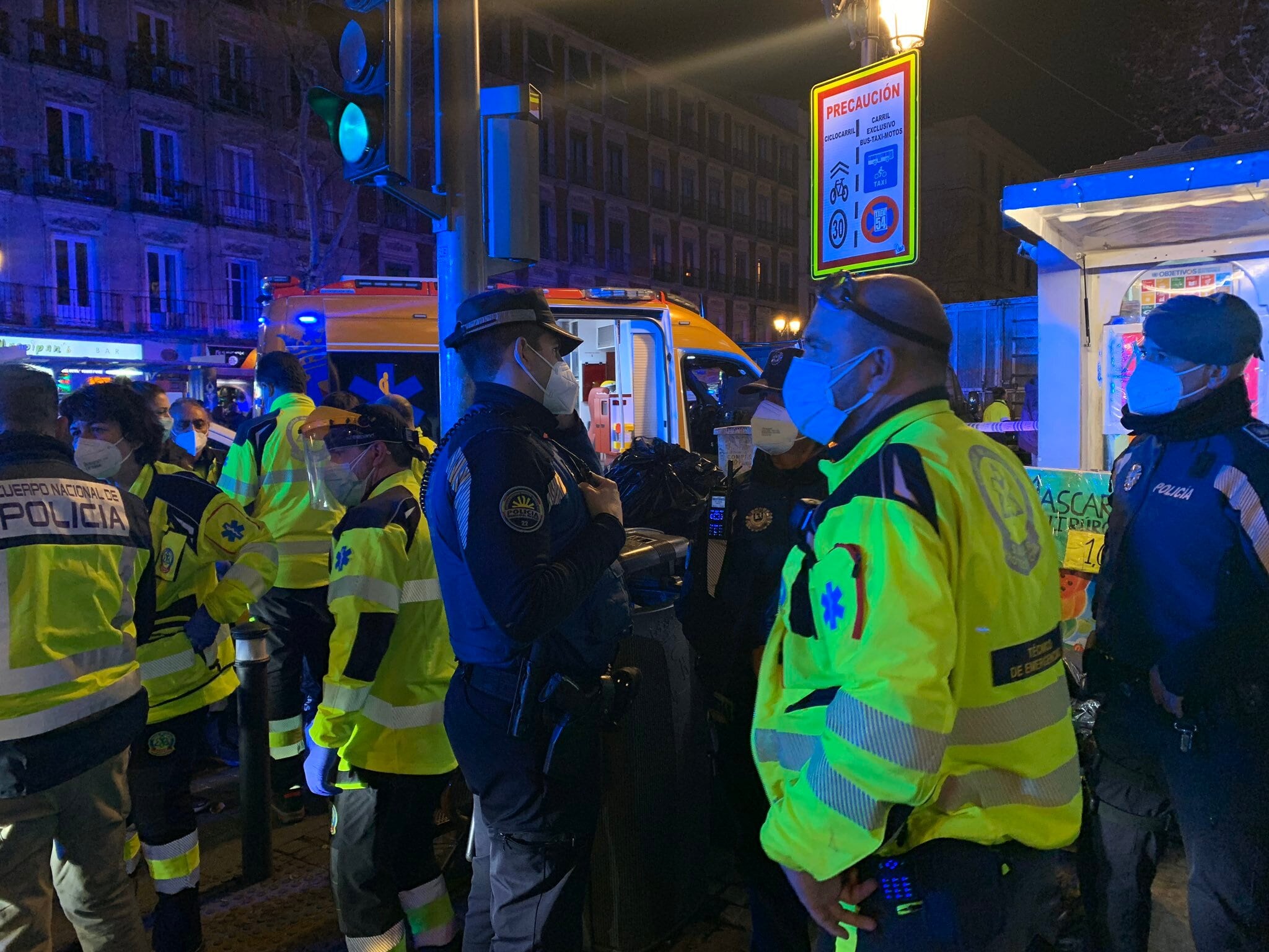 Dos jóvenes, de 15 y 25 años, han muerto apuñalados y otro de 17 ha resultado herido de gravedad también por arma blanca en tres sucesos ocurridos esta noche en Madrid, que la Policía Nacional investiga como reyertas entre bandas