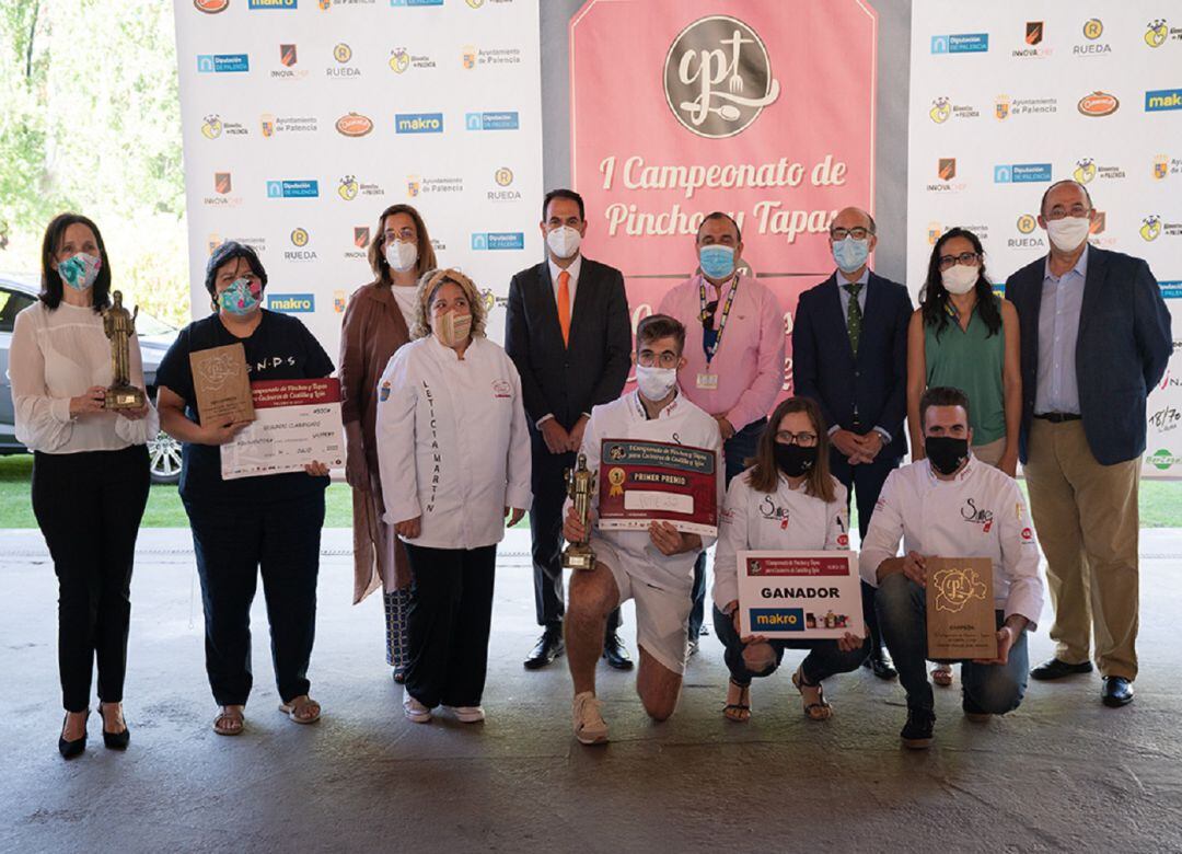 Los ganadores del concurso junto a las autoridades palentinas