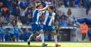 El centrocampista brasileño del RCD Espanyol Philippe Coutinho (d) celebra su gol junto a su compañero Joan Verdú durante el partido, correspondiente a la trigésima jornada de Liga de Primera División, que disputa el conjunto blanquiazul con el Málaga CF 