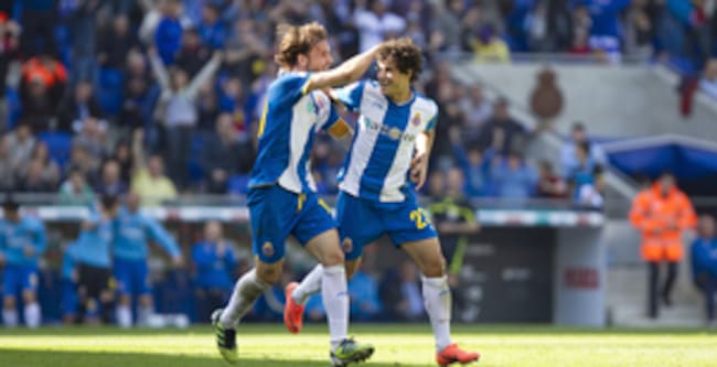 El centrocampista brasileño del RCD Espanyol Philippe Coutinho (d) celebra su gol junto a su compañero Joan Verdú durante el partido, correspondiente a la trigésima jornada de Liga de Primera División, que disputa el conjunto blanquiazul con el Málaga CF