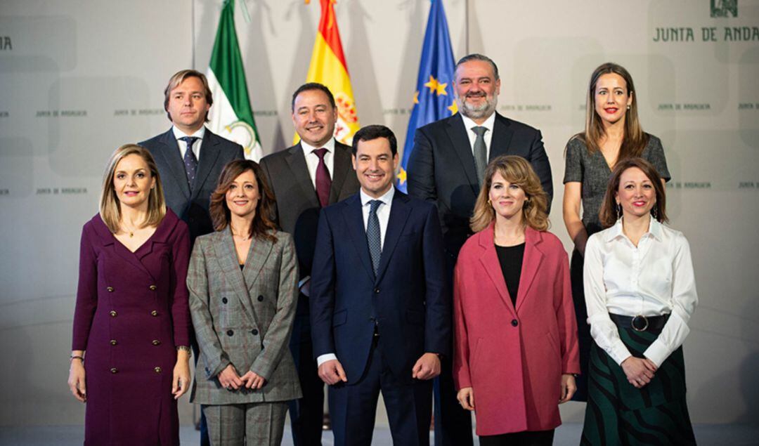 Juanma Moreno, presidente de la Junta de Andalucía, junto a los ocho delegados del gobierno andaluz