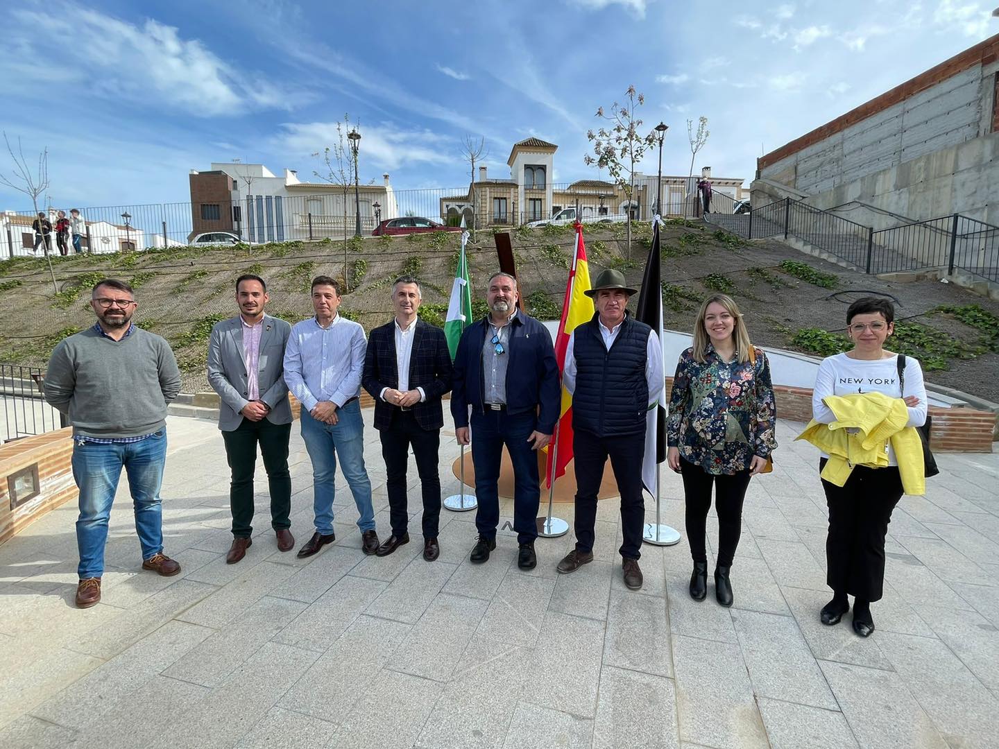 Autoridades durante la inauguración de un nuevo parque en Arjonilla.