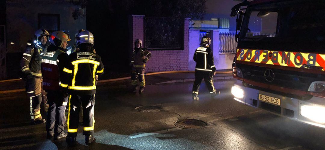 Bomberos de Leganés, Comunidad de Madrid y Alcorcón acudieron a extinguir el incendio en la nave leganense. 