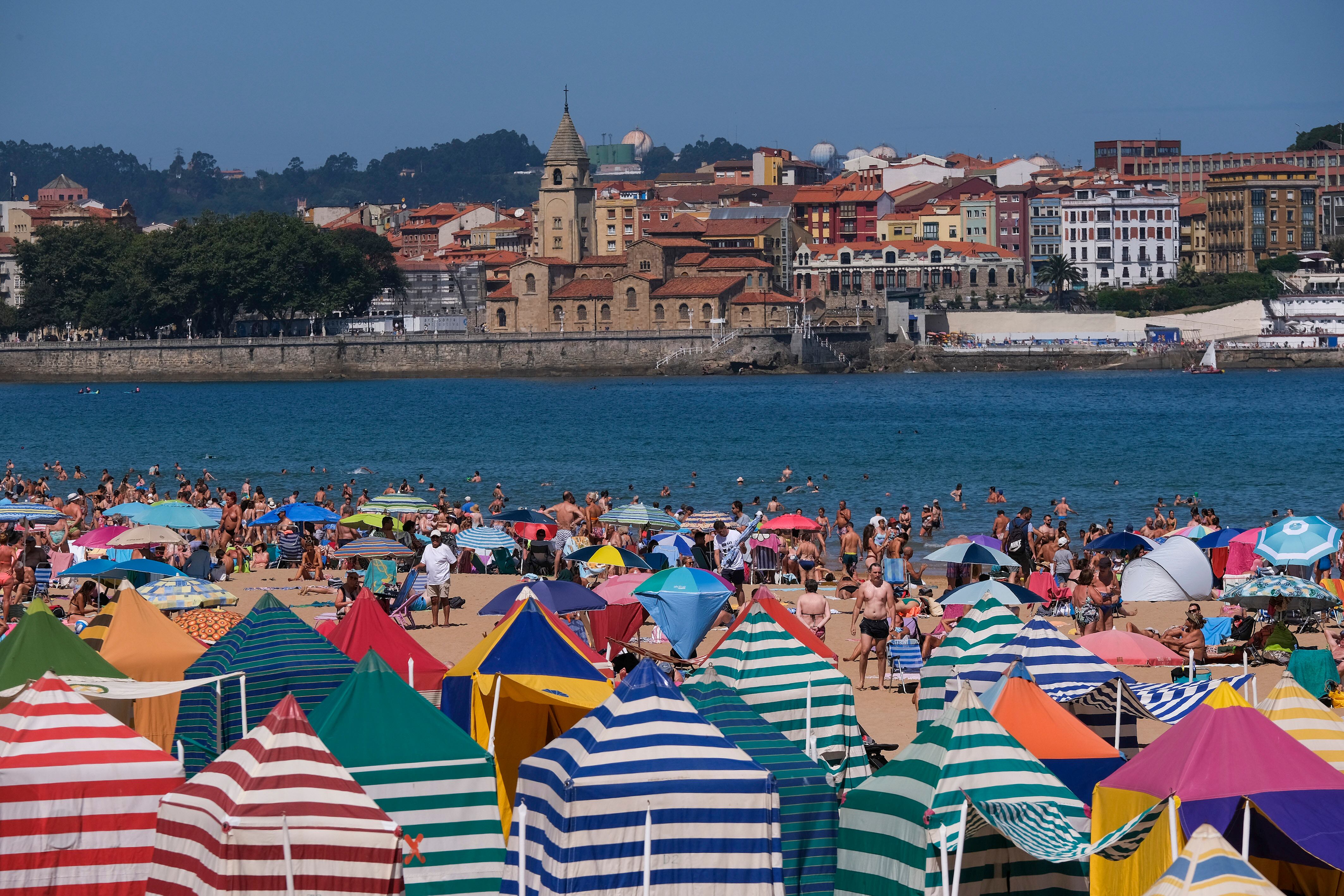 GIJÓN (ASTURIAS), 11/08/2023..- Gran afluencia de público a la playa de San Lorenzo este viernes. La Agencia Estatal de Meteorología (Aemet) prevé para este viernes en Asturias poca nubosidad que irá en aumento a partir de la tarde de oeste a este, quedando el cielo cubierto al final. EFE/Paco Paredes
