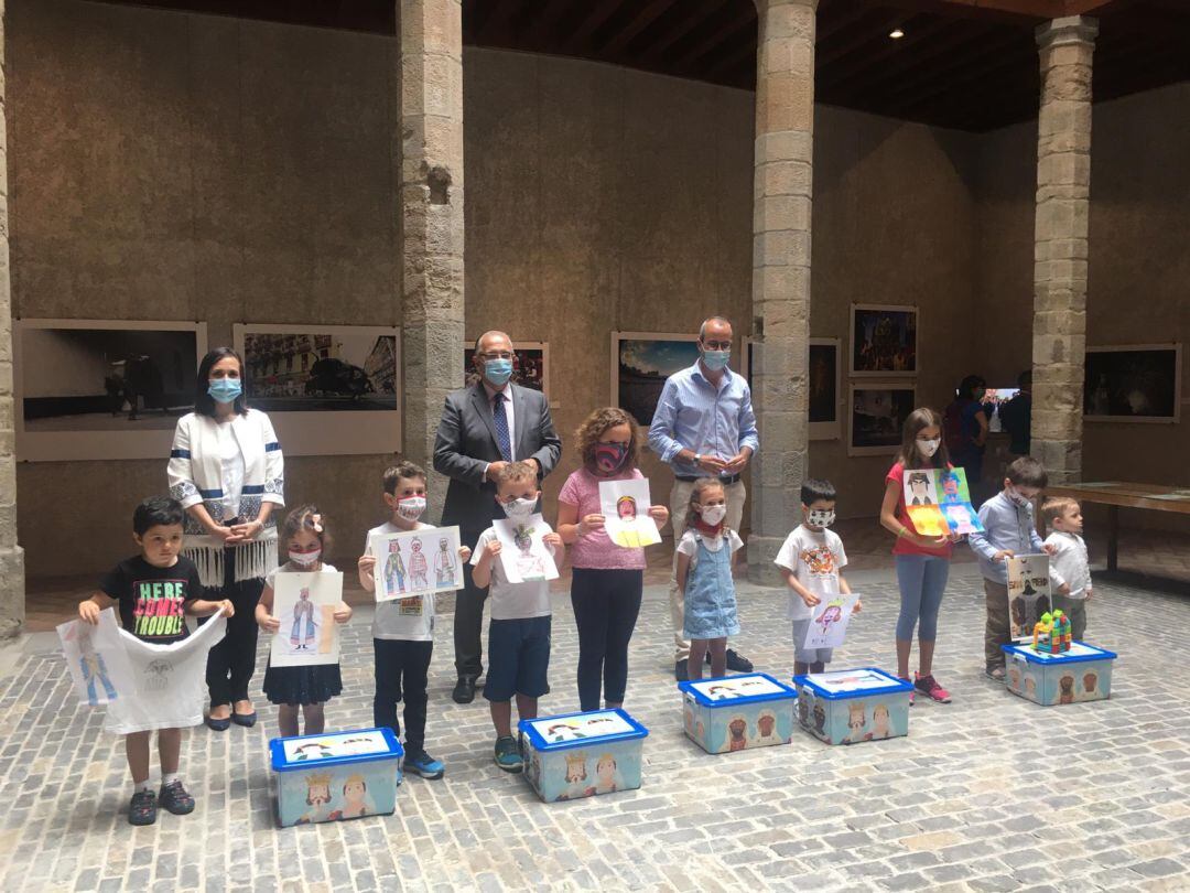 Los niños y niñas recogen el premio de #PaseaTuComparsa