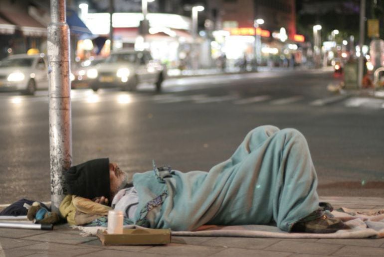 Un &quot;sin techo&quot; duerme en la calle a pesar del frío