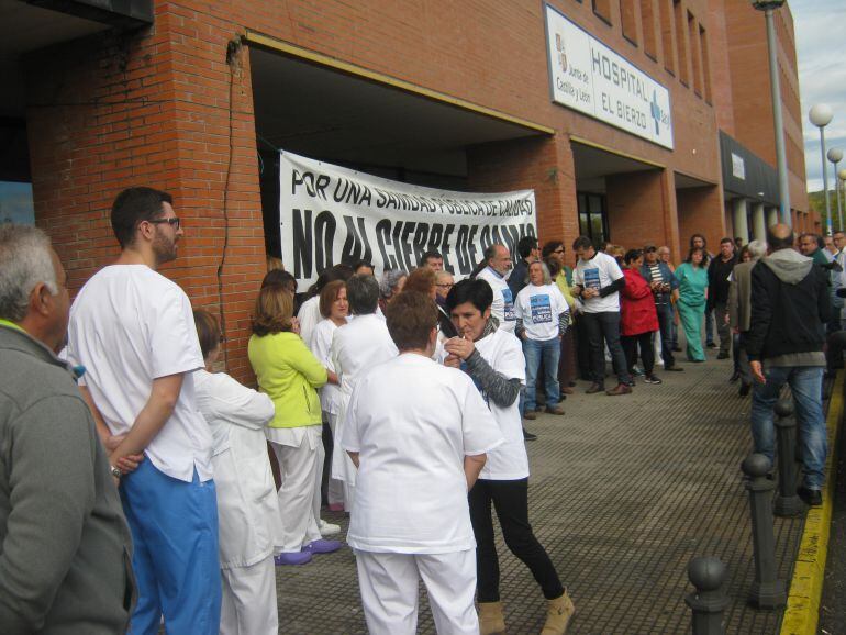 Concentración a las puertas del Hospital del Bierzo