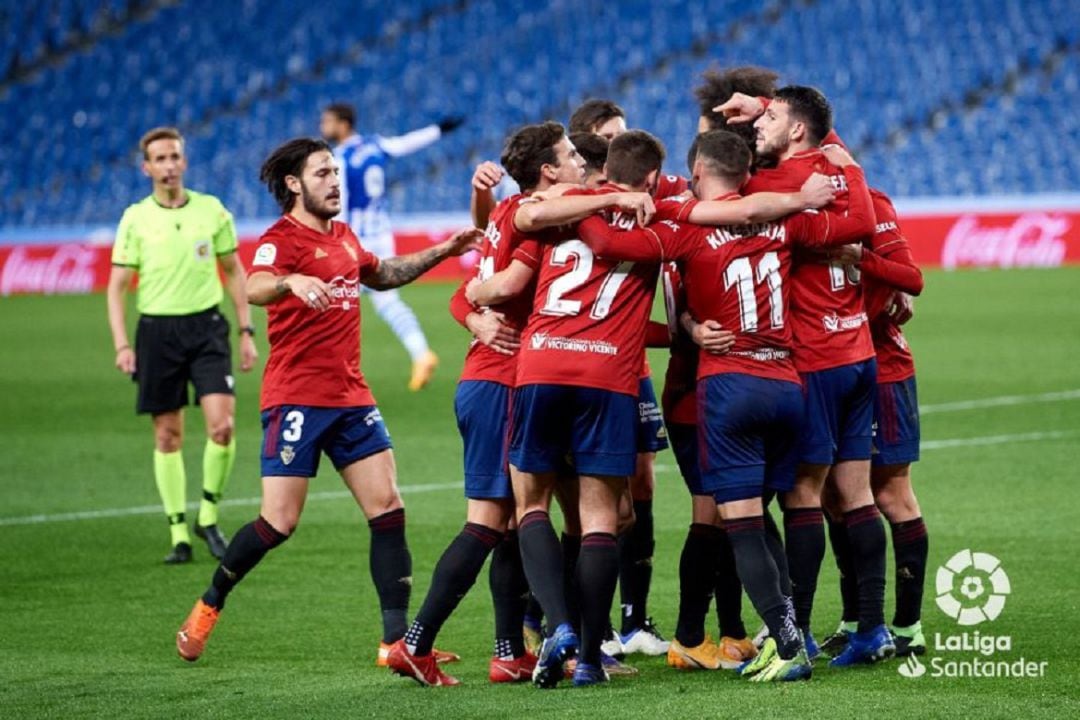 Calleri celebrando su gol junto al resto de los compañeros en Anoeta 