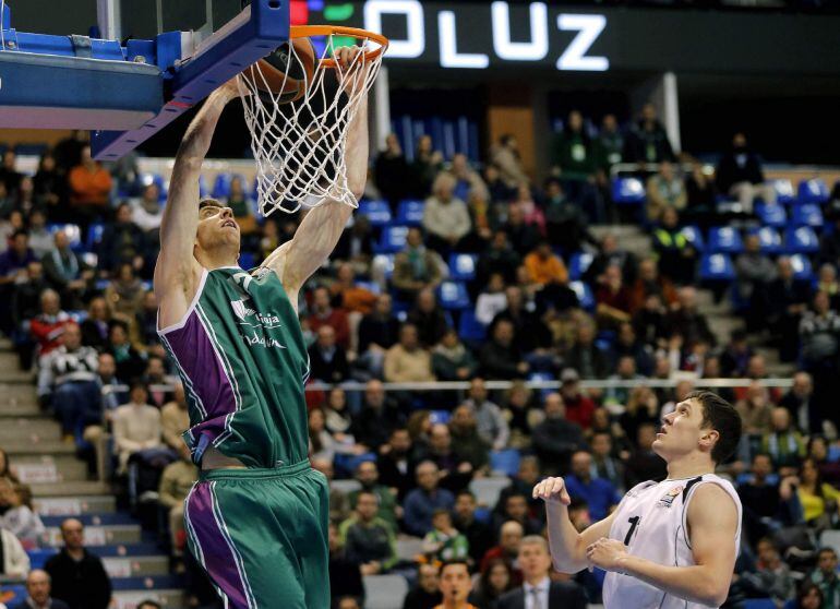 Fran Vázquez machaca ante un jugador del Niznhy