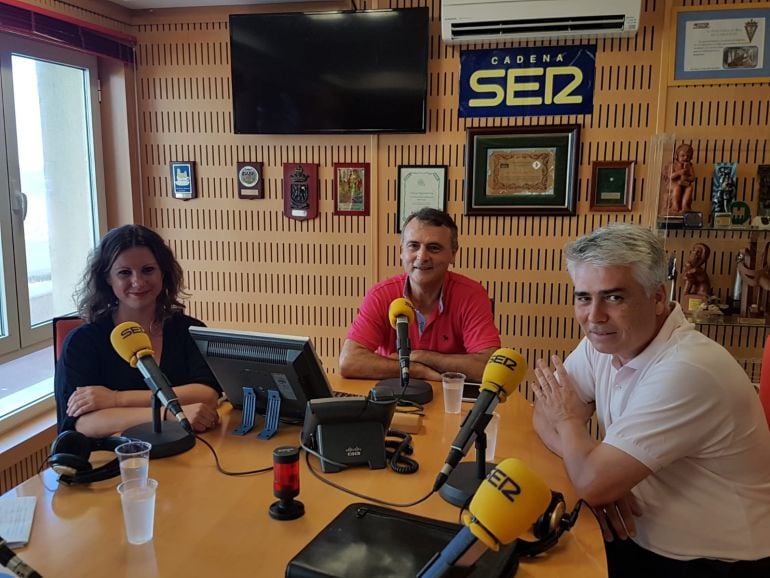 María Fernández-Trujillo, Juan Cantero y Vicente Sánchez en los estudios de Radio Cádiz
