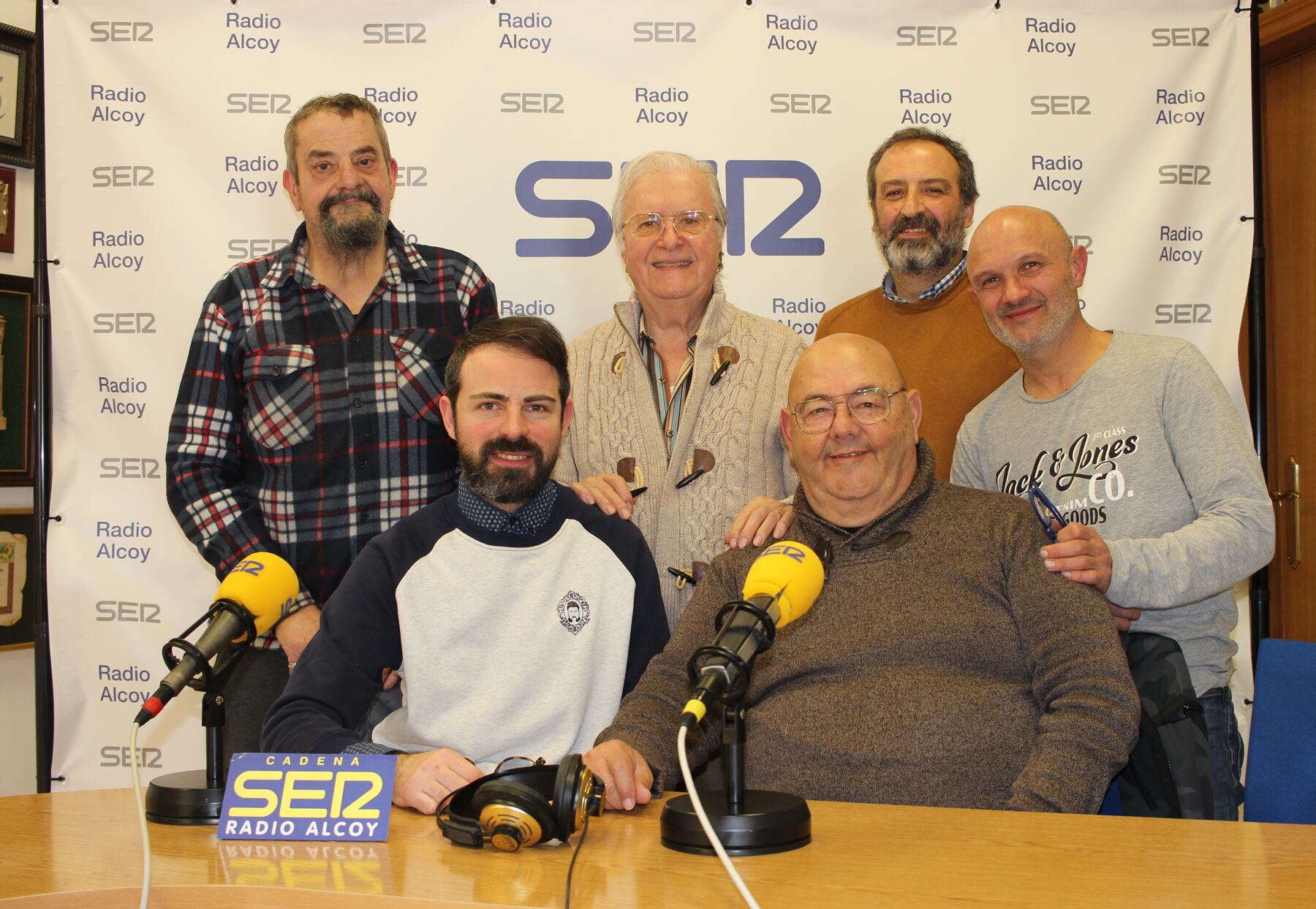 Santi Valor, Paco Aznar, Roberto Pérez, Santhidas Vélez, Germán Mollá y Diego Gómez, en el estudio central de Radio Alcoy