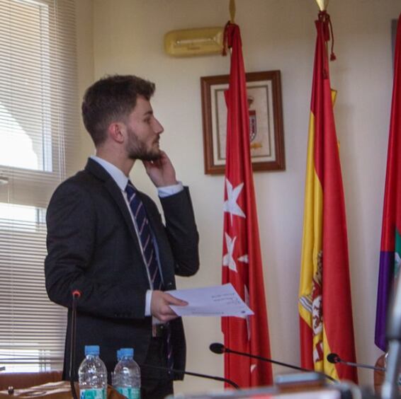 Javier Casado en el salón de Plenos del Ayuntamiento de Navalagamella