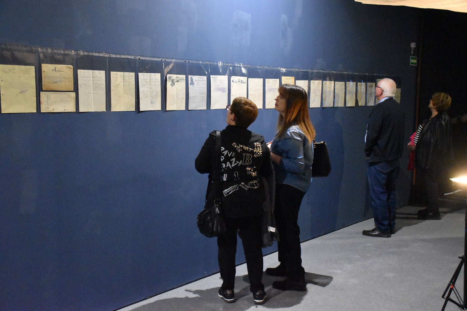 Algunos de los asistentes a la inauguración de la muestra