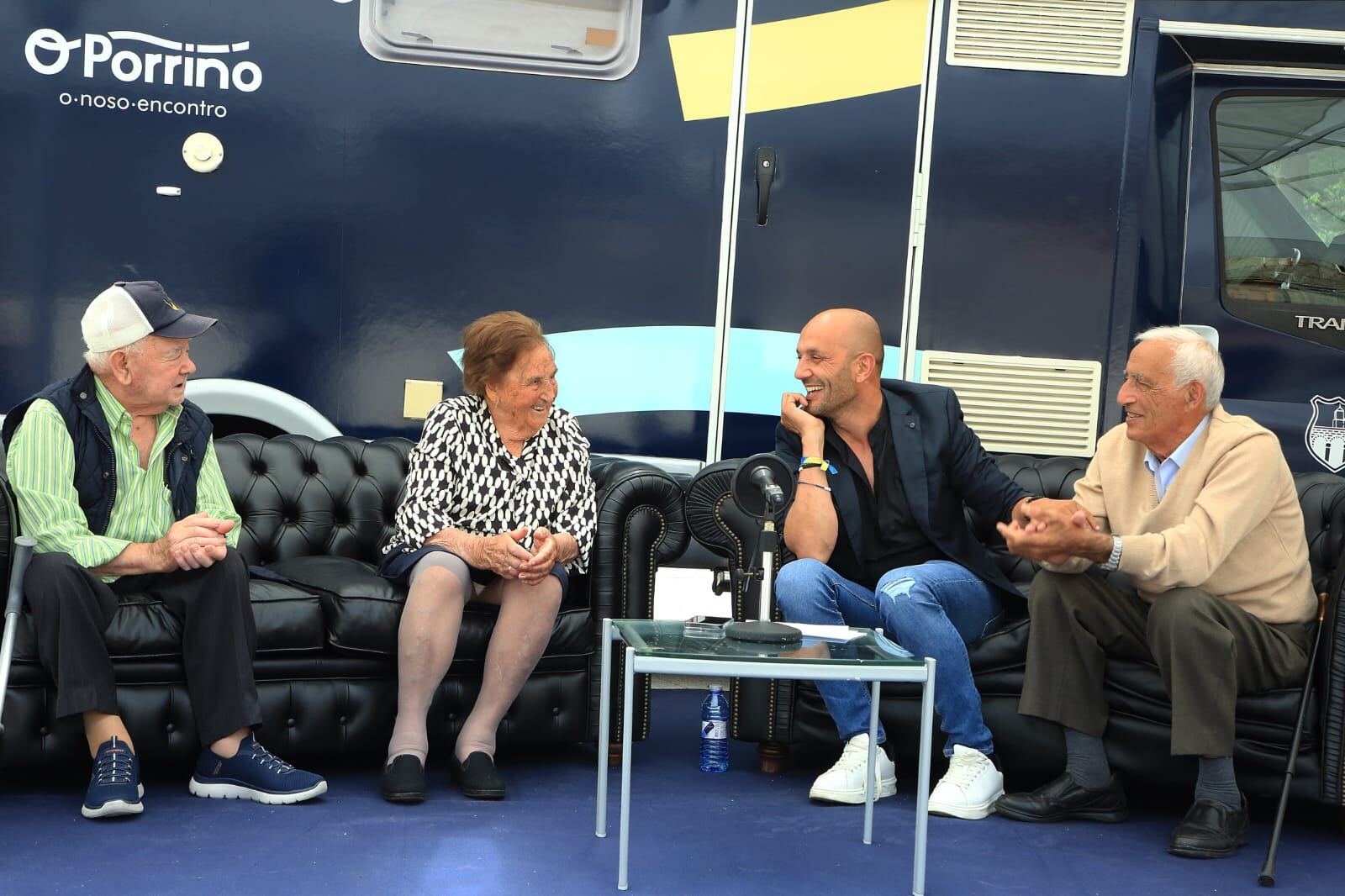 Alejandro Lorenzo visita las parroquias de O Porriño durante la grabación del podcast