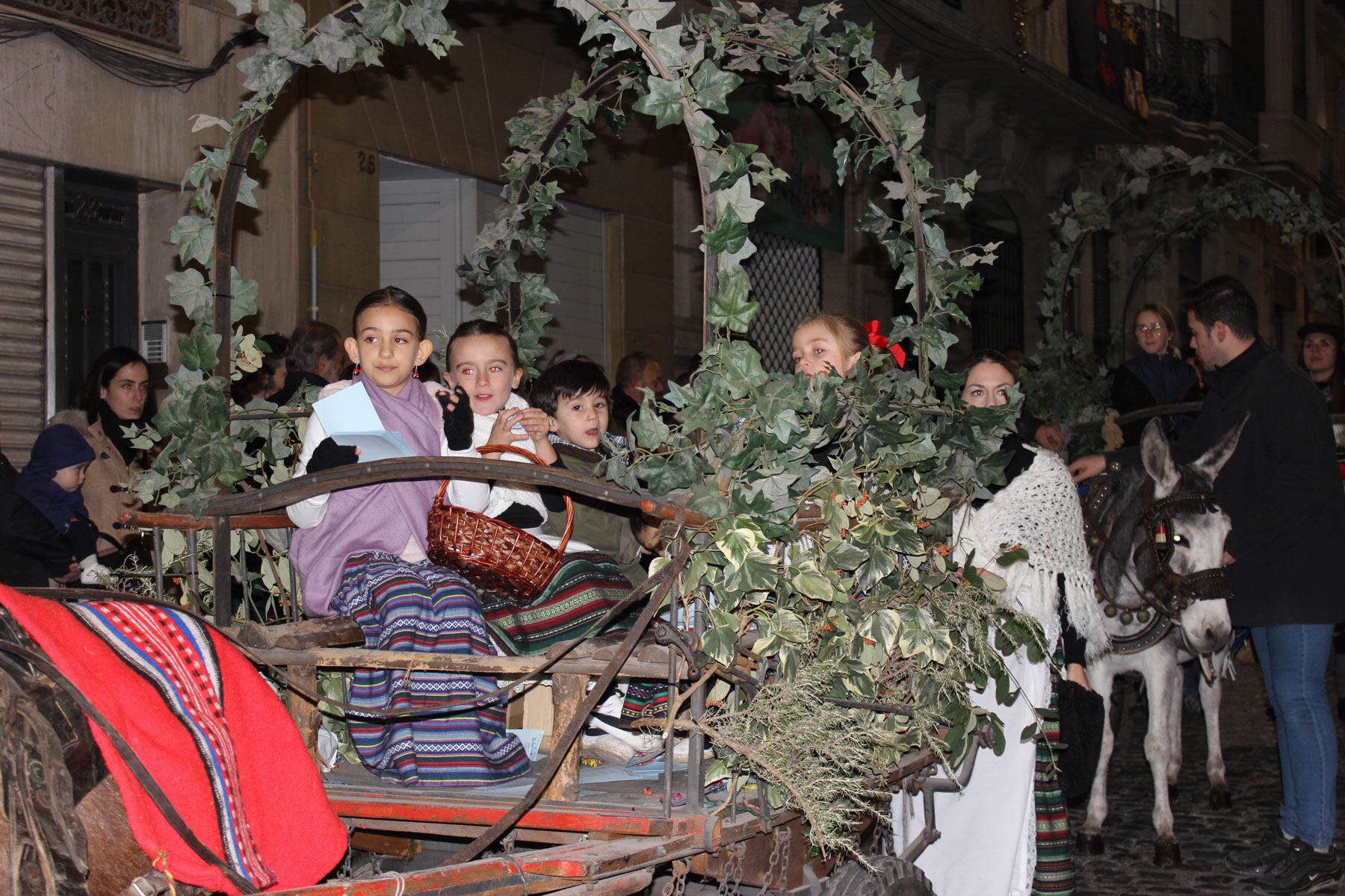 Un grup de joves pastoretes en un dels carros de la desfilada