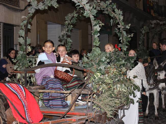 Un grup de joves pastoretes en un dels carros de la desfilada