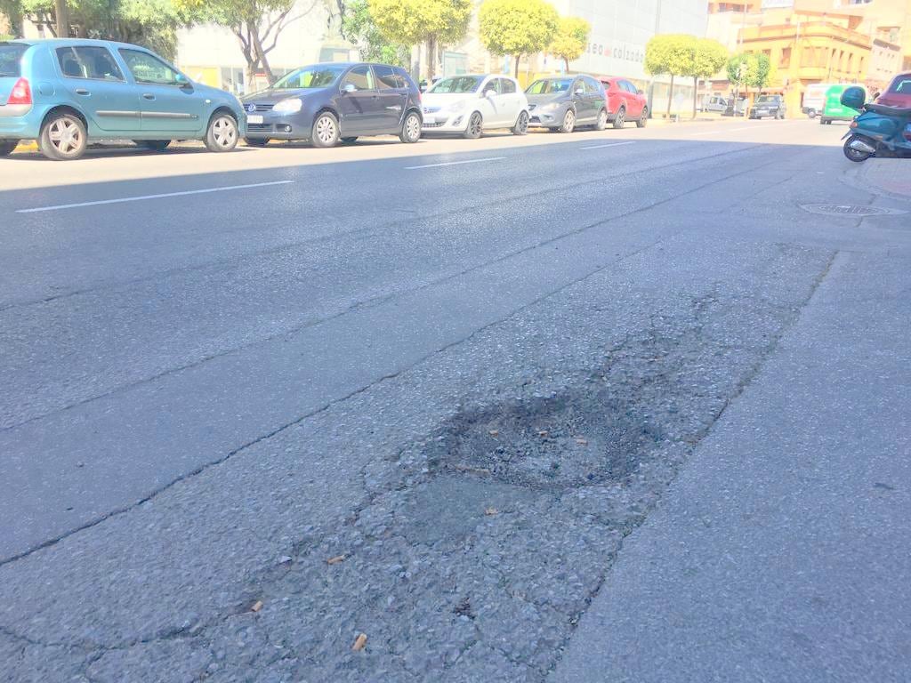 Uno de los baches de la ciudad en la avenida Chapí de Elda