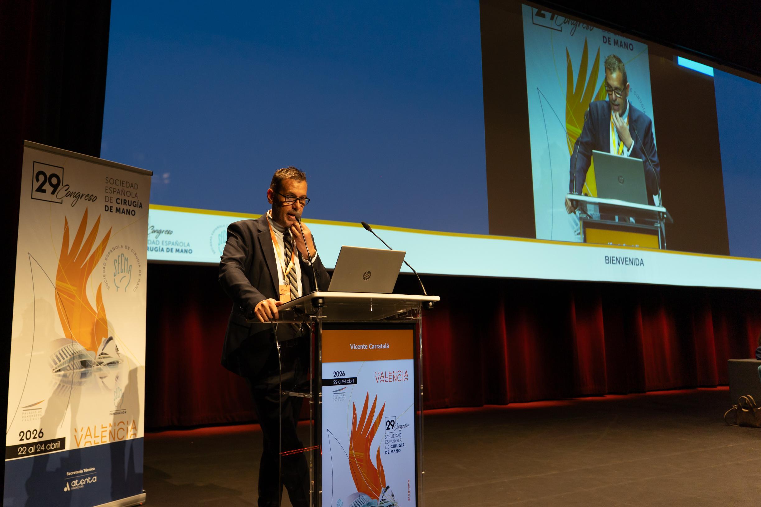 El doctor Vicente Carratalá, jefe del servicio de Traumatología del hospital Quirónsalud Valencia