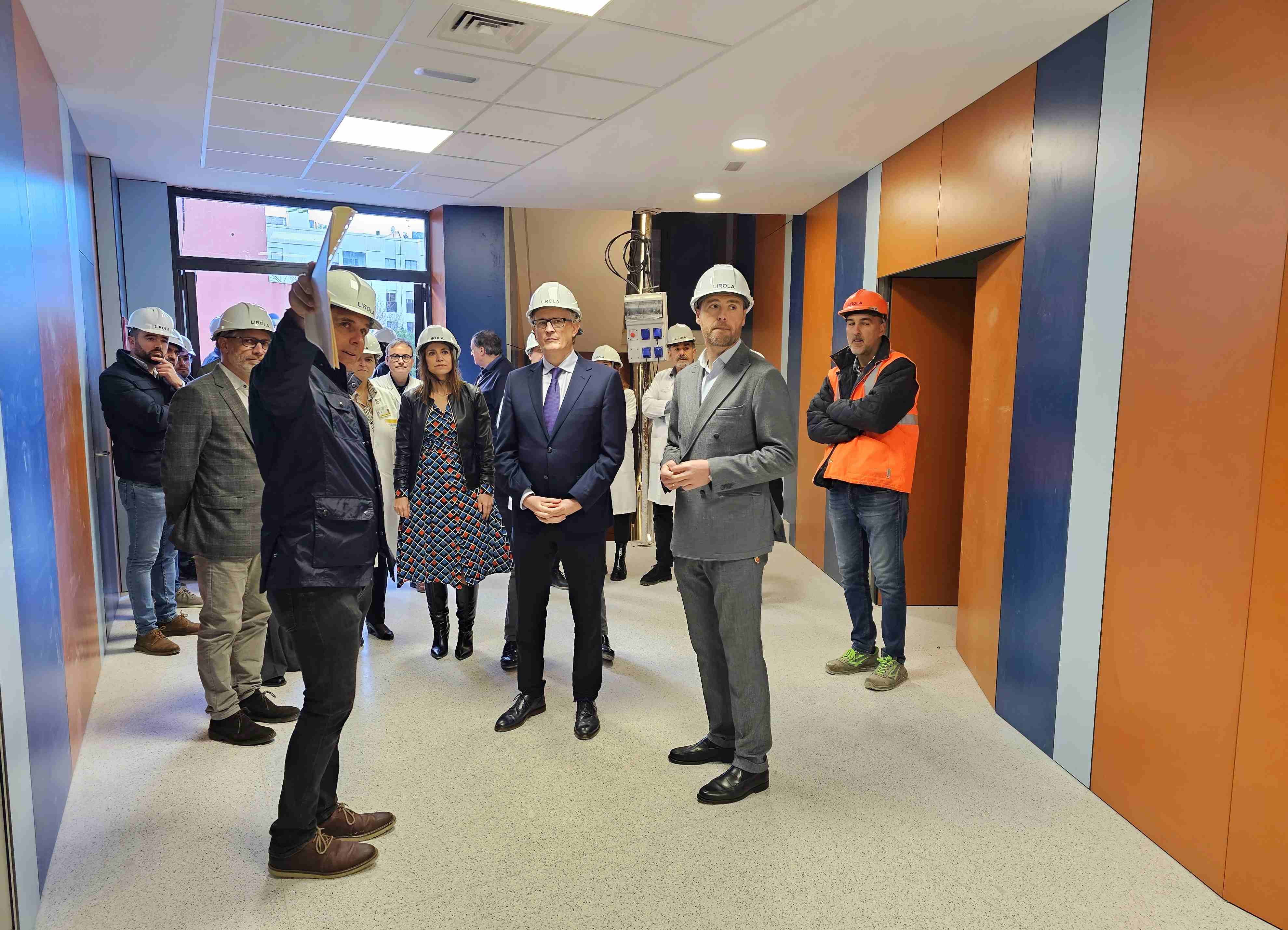 El consejero de Salud, Juan José Pedreño, acompañado del alcalde de la localidad, José Francisco García, durante la visita al nuevo Centro de Salud de Caravaca