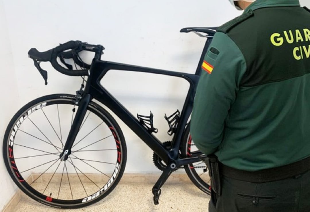 En uno de los complejos donde presuntamente robó, el detenido se llevó una bicicleta alquilada.