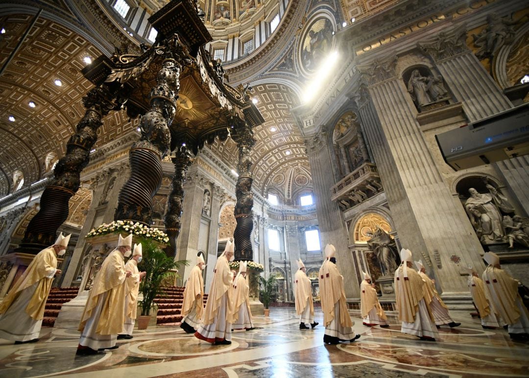 Cardenales y obispos en la basílica de San Pedro del Vaticano.