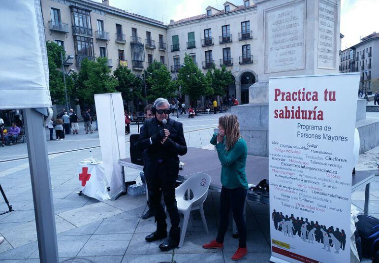 El alcalde de Ávila, José Luis Rivas, ha probado el traje de simulación de edad