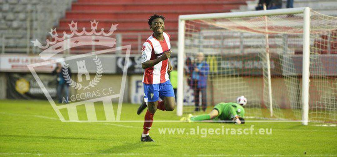 Karim celebra un gol.