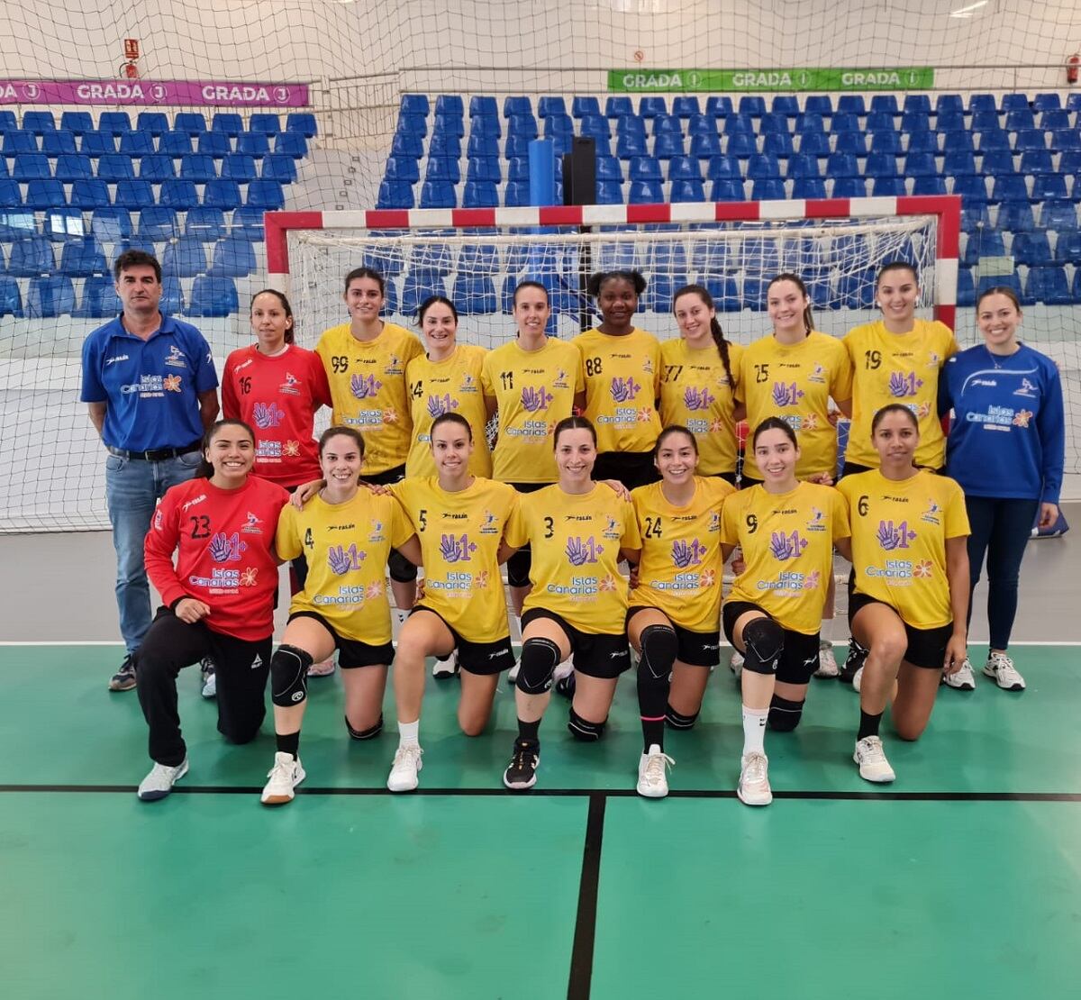 Jugadoras y técnicos del Lanzarote Puerto del Carmen.