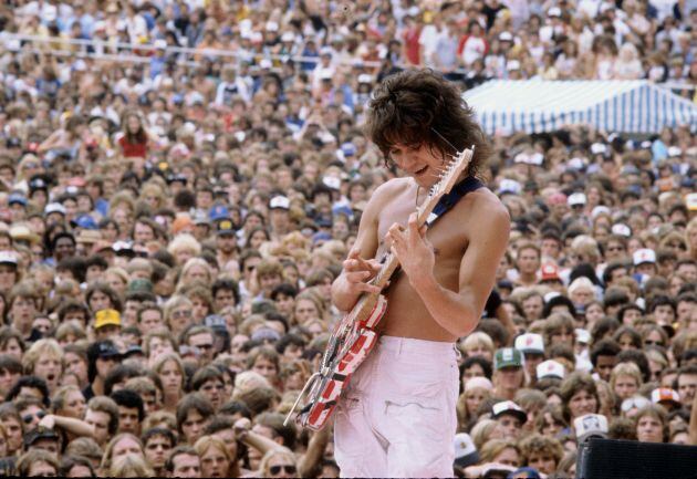 Eddie Van Halen actúa durante la gira estadounidense de 1984 con 'Van Halen'