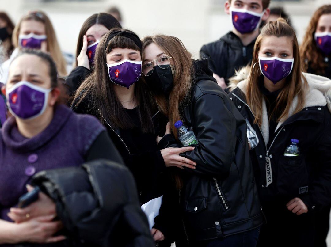Las víctimas de Daniel Lucía, jefe de la agencia de modelos Dana Models, se concentran frente al Palacio de Justicia de Pamplona