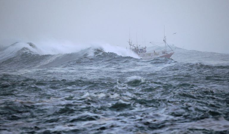 El barco Libertad entra en la tarde de este miércoles al puerto de Burela, entre las grandes olas.