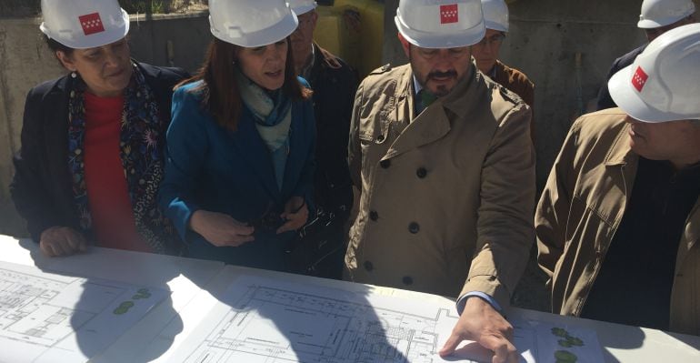 Pedro Rollán en la visita a las obras de la Casa de Niños de Navalafuente