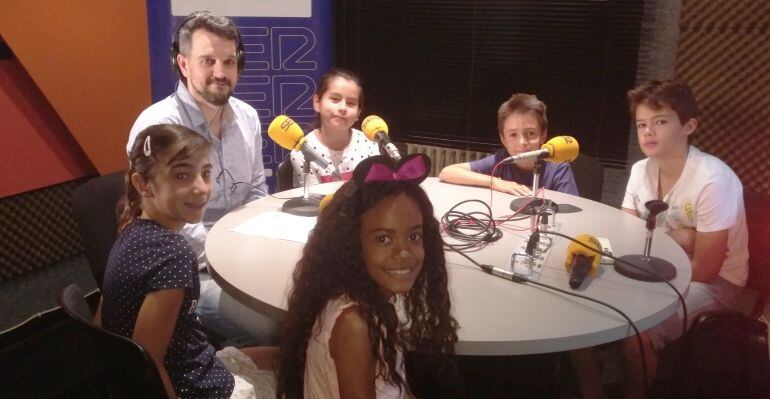 Raquel, Mario, Esther, Nathalia y Alberto del Consejo de la Infancia de Alcobendas visitan Hoy por Hoy Madrid Norte