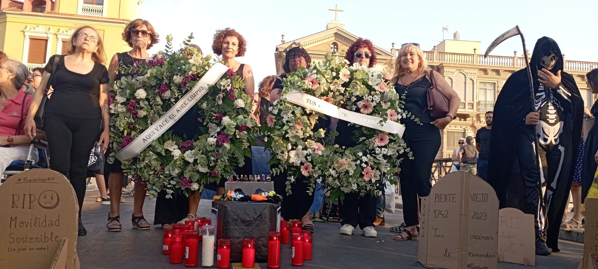 Los asistentes al &#039;funeral&#039; por el Puente Viejo de Murcia, tras su reapertura al tráfico privado, portaban coronas mortuorias y velones en señal de luto