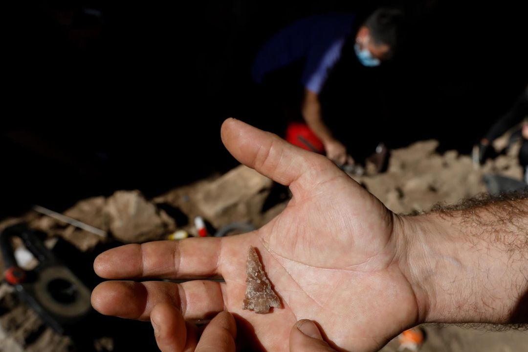 Punta de flecha del paleolítico tallada en sílex encontrada en el yacimiento del Abrigo de &#039;La Capilla&#039; en el entorno del monte de Los Ásperos. Proyecto Santomera Milenaria que desarrolla el Ayuntamiento y la asociación Patrimonio Santomera