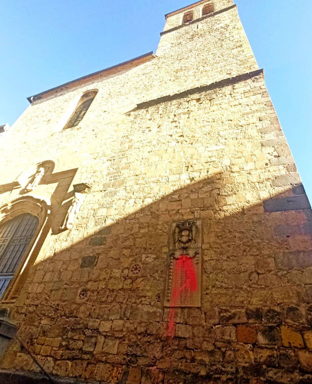 Pintura en la fachada de la iglesia de San Miguel