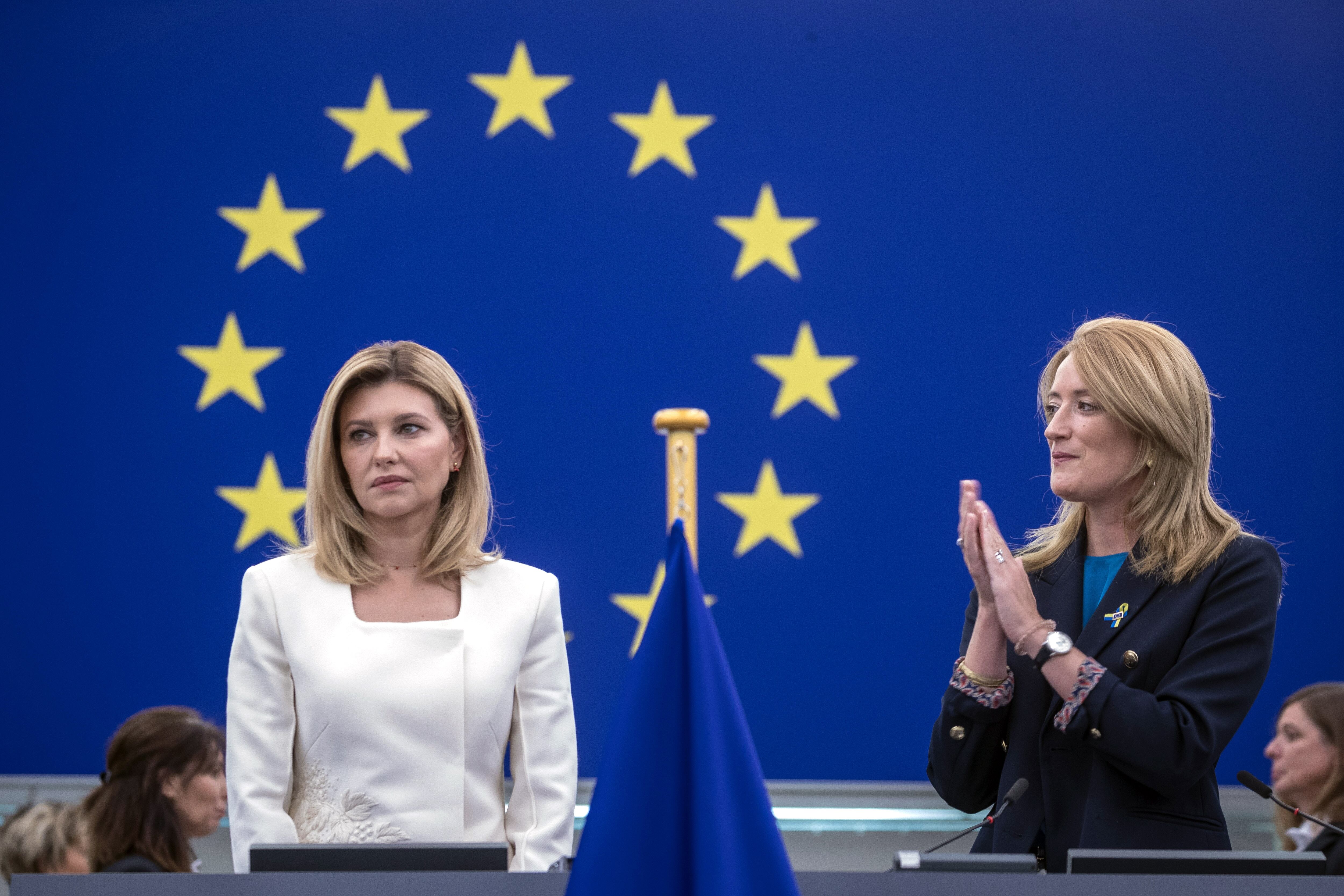 La presidenta del Europarlamento, Roberta Metsola , aplaude a  Olena Zelenska, primera dama de Ucrania.