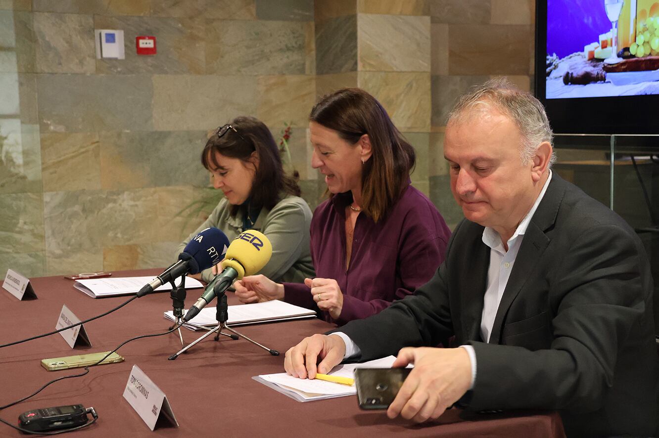 a consellera de Cultura d&#039;Ordinon, Mònica Armengol, la cònsol major d&#039;Ordino, Maria del Mar Coma, i el representant de Menja&#039;t Andorra, Toni Corominas, durant la presentació de la Mostra Gastronòmica d&#039;Ordino.