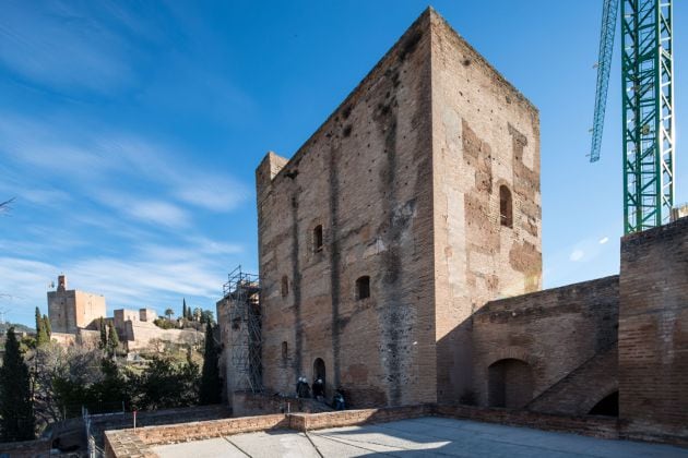 Trabajos de restauración en las Torres Bermejas de la Alhambra, en Granada