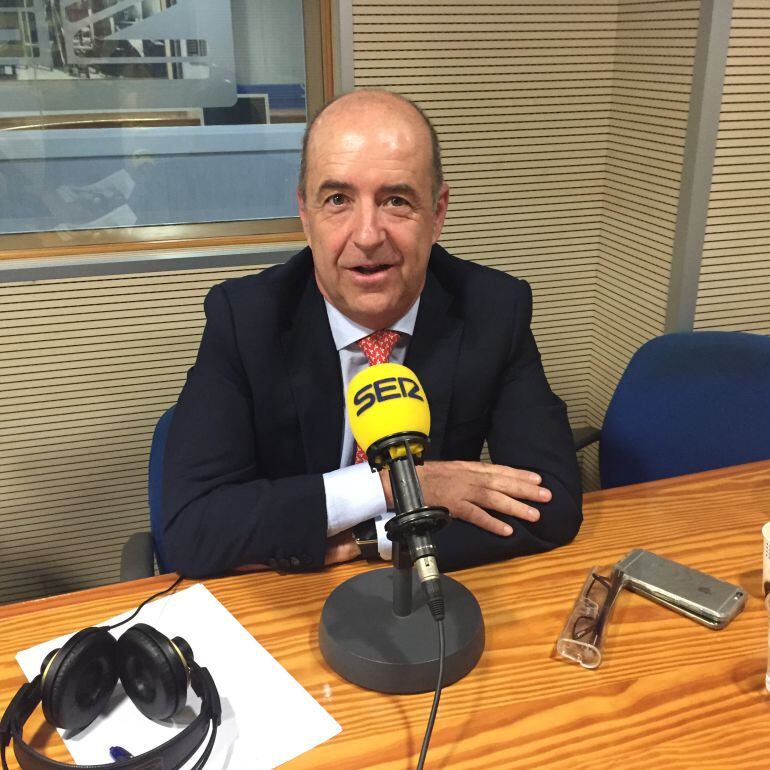 El consejero de Economía, Industria, Comercio y Conocimiento, Pedro Ortega, en los estudios de Radio Club Tenerife. 