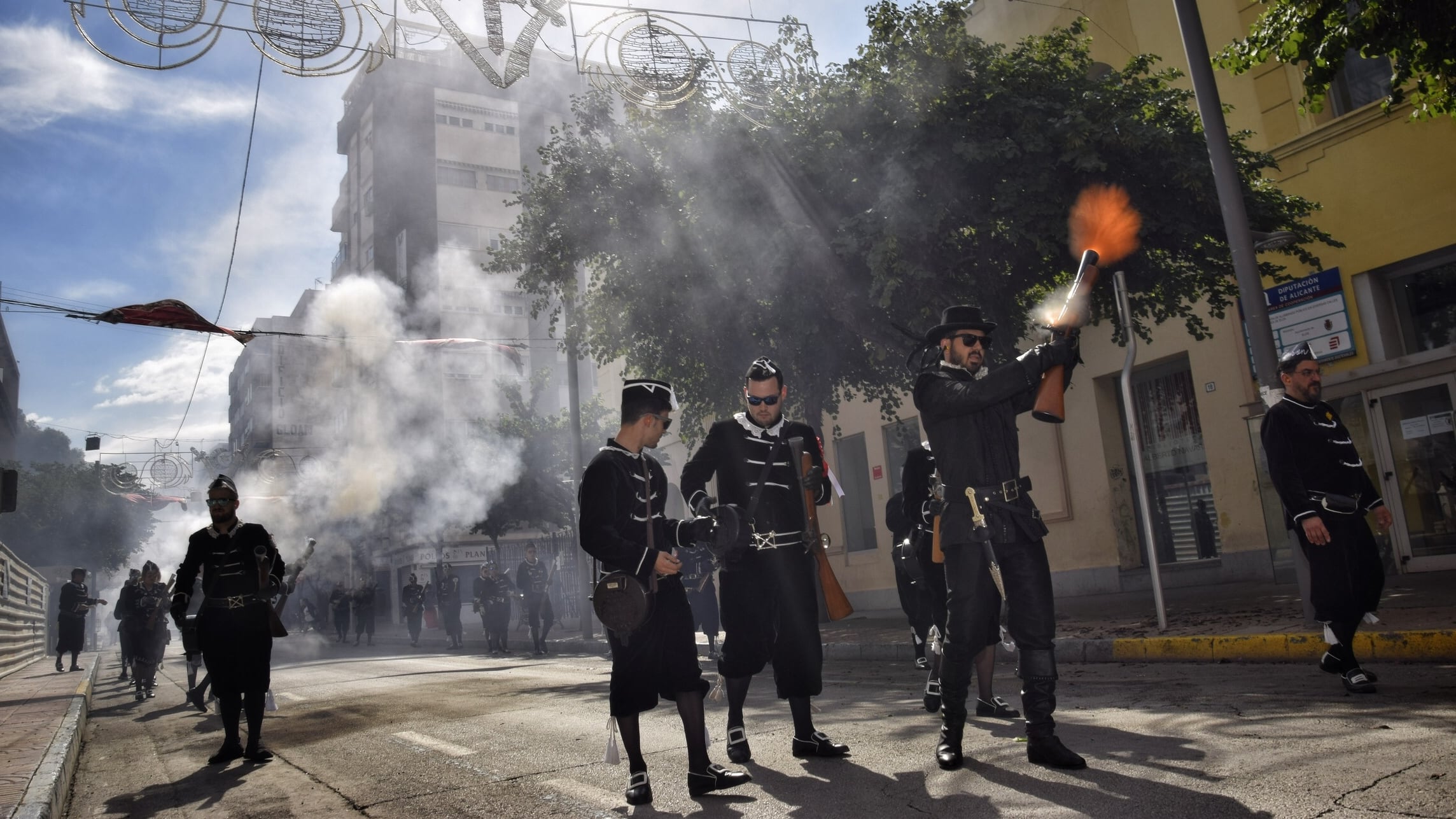 El arcabuz es una pieza única,  artesanalmente tallada y policromado ha sido creada específicamente para los actos de arcabucería que tendrán lugar en las próximas fiestas.